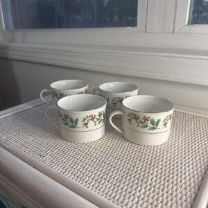 Gibson Vintage Holly Christmas Mugs Set of 4